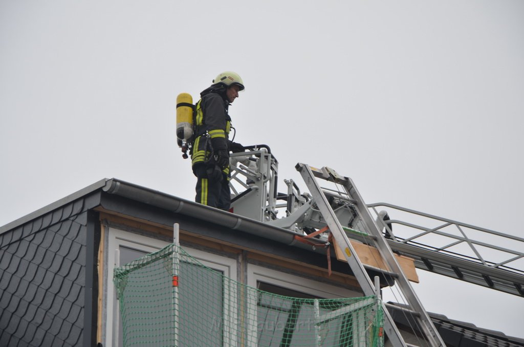 Feuer 2 Dach Koeln Brueck Diesterweg P17.JPG - Miklos Laubert